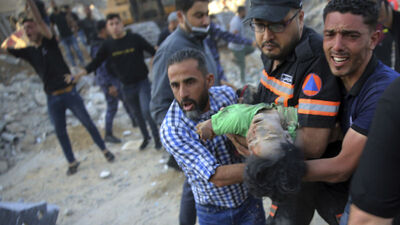 İsrail yok ediyor! Kahreden fotoğraflar! Bir baba ile 3 çocuk!