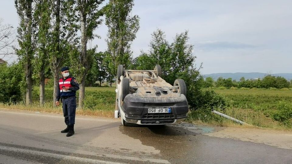 Otomobil ile hafif ticari araç çarpıştı