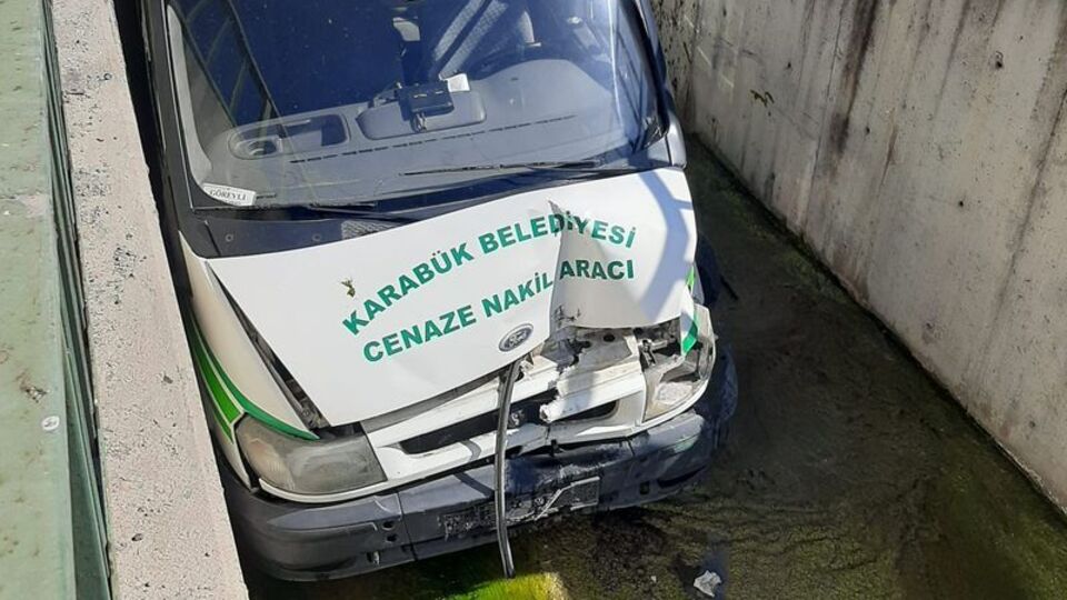 Cenaze aracı su kanalına düştü