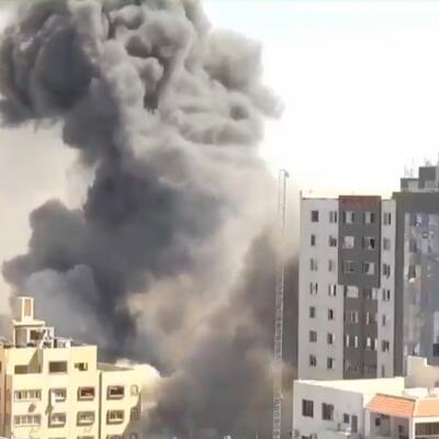 İsrail Gazze'de 13 katlı binayı vurdu!