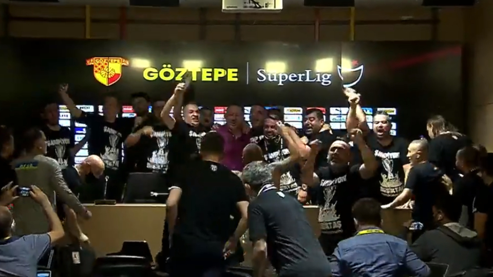 Sergen Yalçın'ın basın toplantısını bastılar!