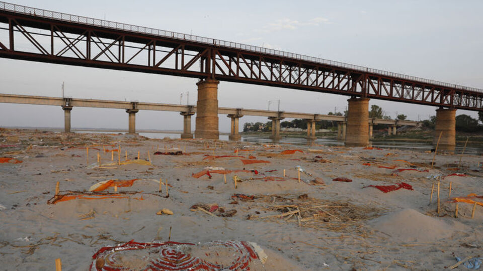 Ganj Nehri kıyılarında yüzlerce cansız beden bulundu!