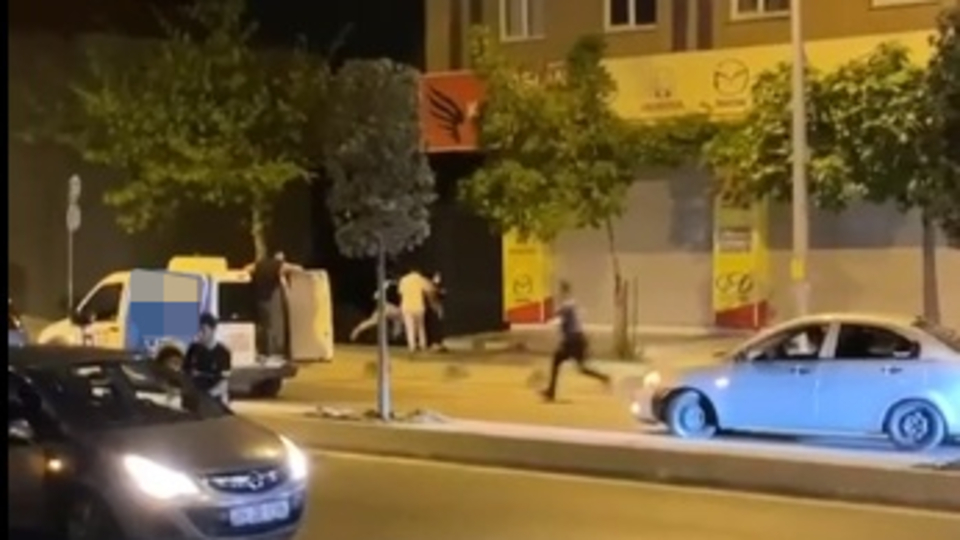 Kutlamada polisin üzerine aracını sürdü!