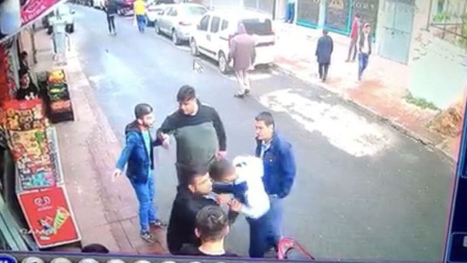 Kafa atan şahsa kurşun yağdırdı