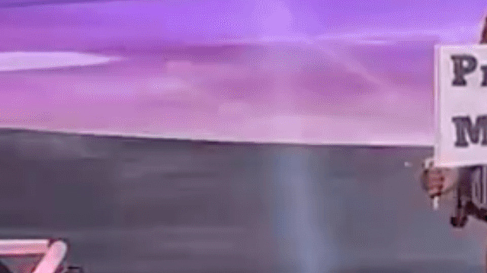 Kâinat Güzellik Yarışması'nda Myanmarlı yarışmacıdan mesaj