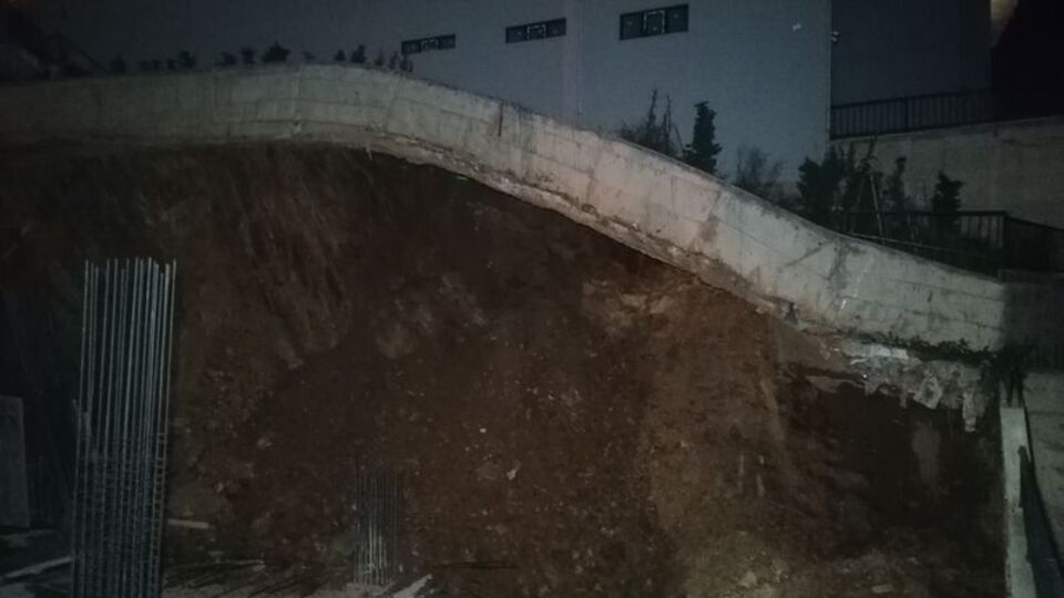 İnşaat temelinde toprak kaydı, 24 daire tahliye edildi