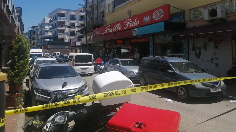 Annesini yaraladı, 2 kişiyi öldürdü!