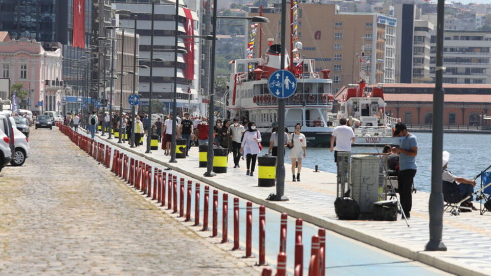 İzmir'de arka arkaya depremler