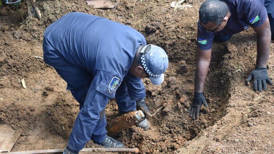 Yıllardır oturduğu evin bahçesinden çıktı... Tam 101 tane!
