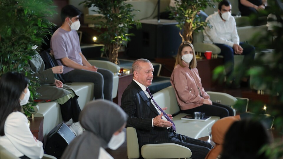 Cumhurbaşkanı Erdoğan gençlerle söyleşi gerçekleştirdi