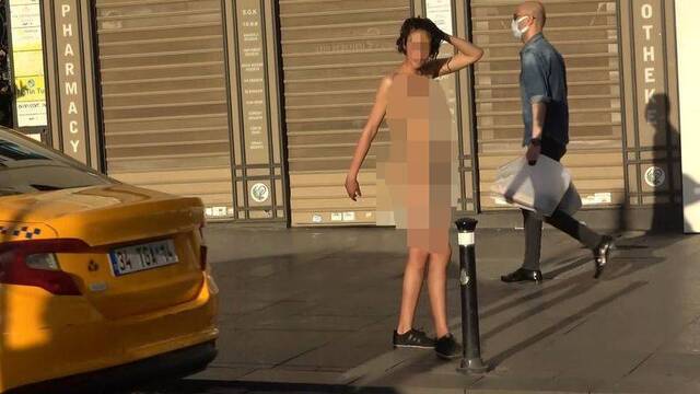 Taksim'de şaşırtan anlar! Çırılçıplak soyundu