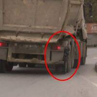 Patlak lastik bile hızını kesmedi!