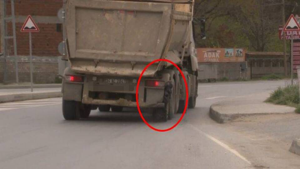 Patlak lastik bile hızını kesmedi!