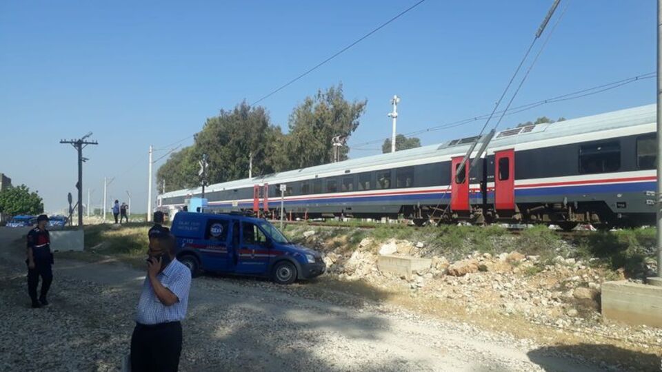 Genç kadın trenin altında kaldı