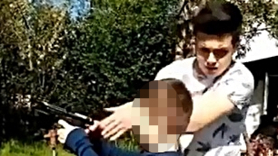 Küçük çocuğa silah verip ateş ettirdiler!