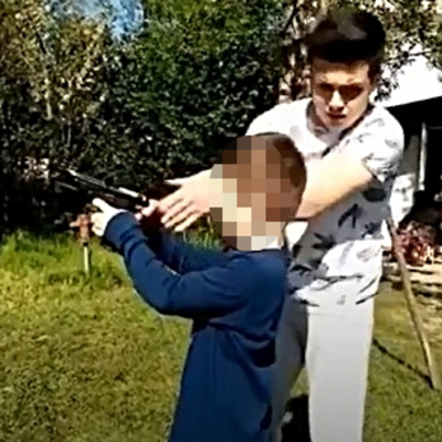 Küçük çocuğa silah verip ateş ettirdiler!