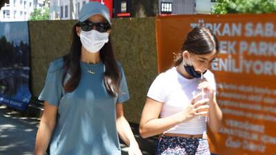 Anne-kız yürüyüşte