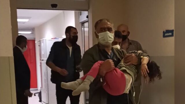 Hapları şeker zanneden ikizler hastanelik oldu