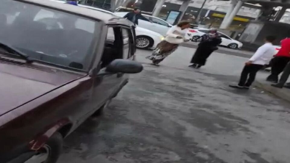 Arkadaşlarının bıçaklandığını görünce...