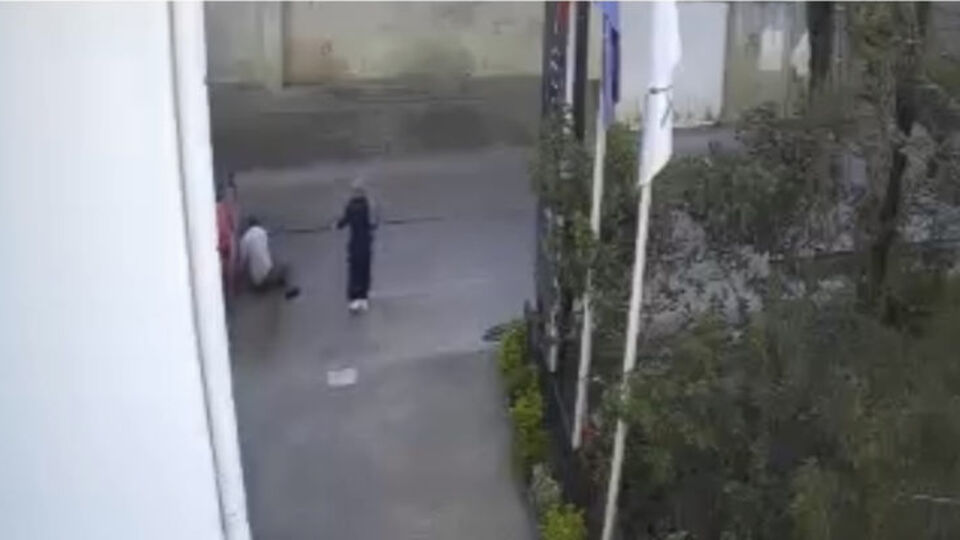 Takla atıp, kayan otomobilden böyle çıktı