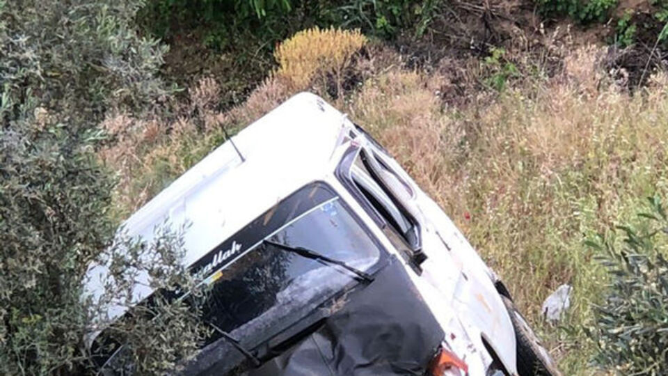 Yolcu minibüsü 30 metrelik uçuruma yuvarlandı