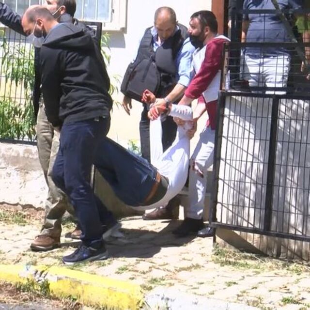 Bileklerini kesti; eşini ve çocuklarını rehin aldı!