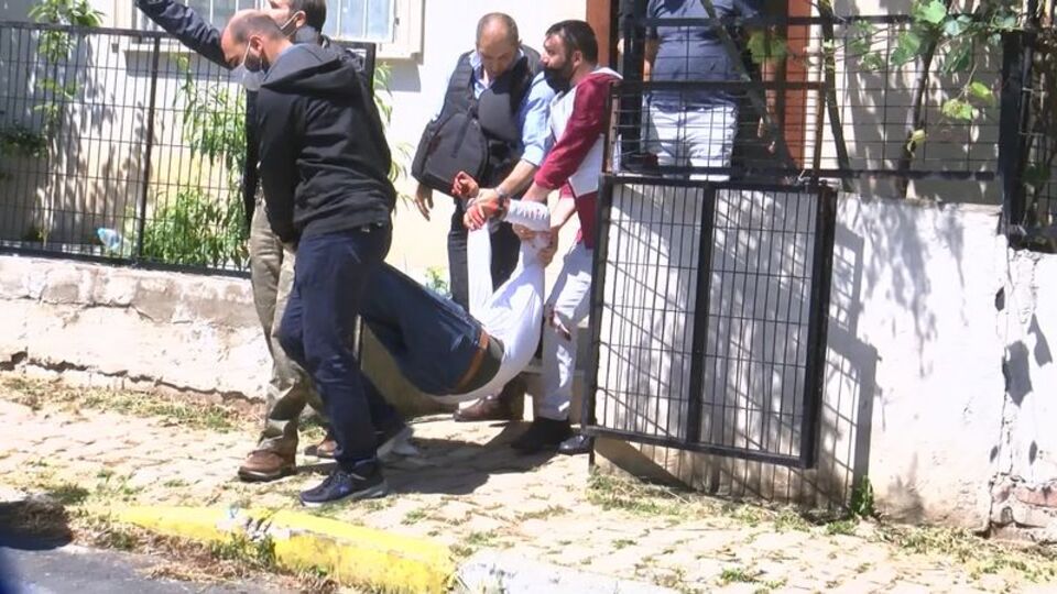 Bileklerini kesti; eşini ve çocuklarını rehin aldı!