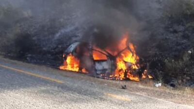 Kayalıklara çarpan araç, orman yaktı!