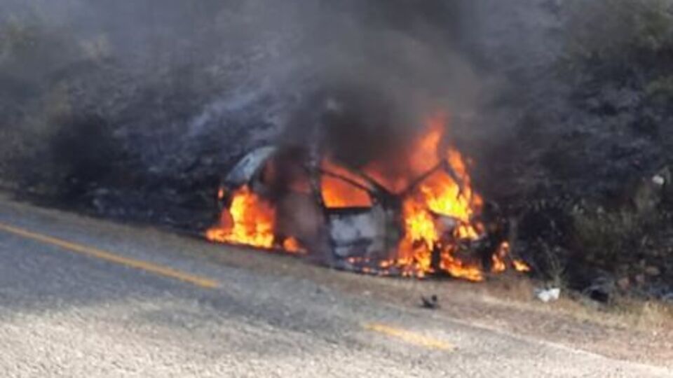 Kayalıklara çarpan araç, orman yaktı!