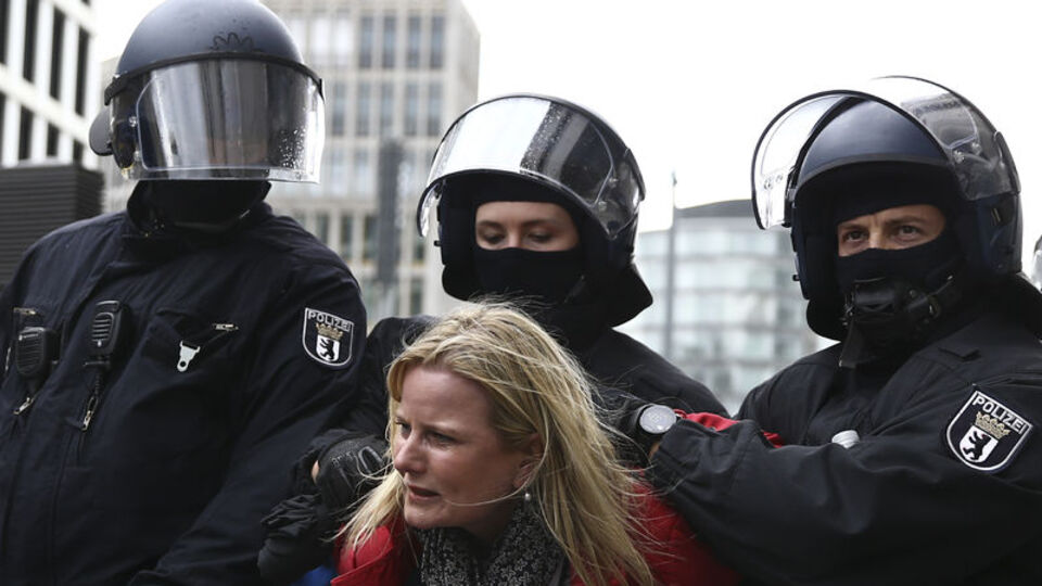 Almanya'da Kovid-19 tedbirleri protestosu!