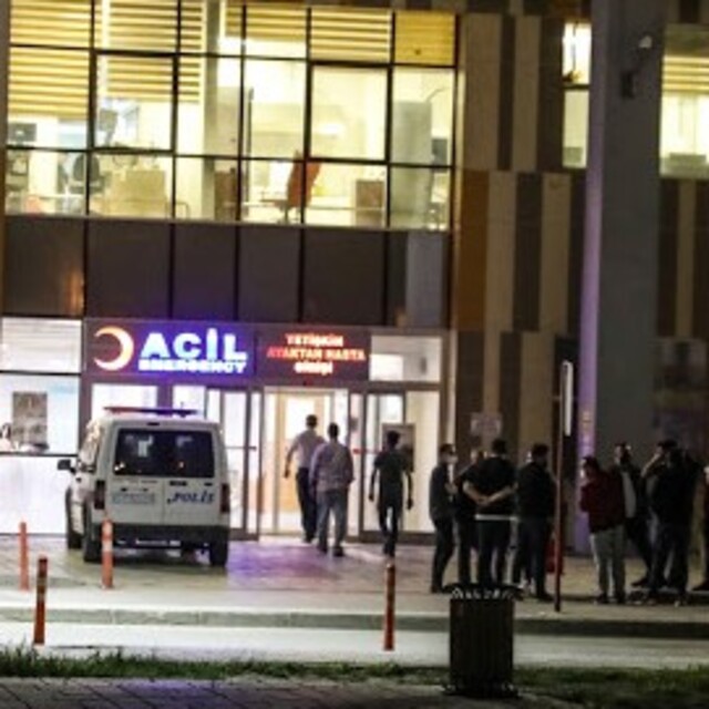 Kazada yaralandı, 4 sağlık çalışanı ve bir polisi darbetti