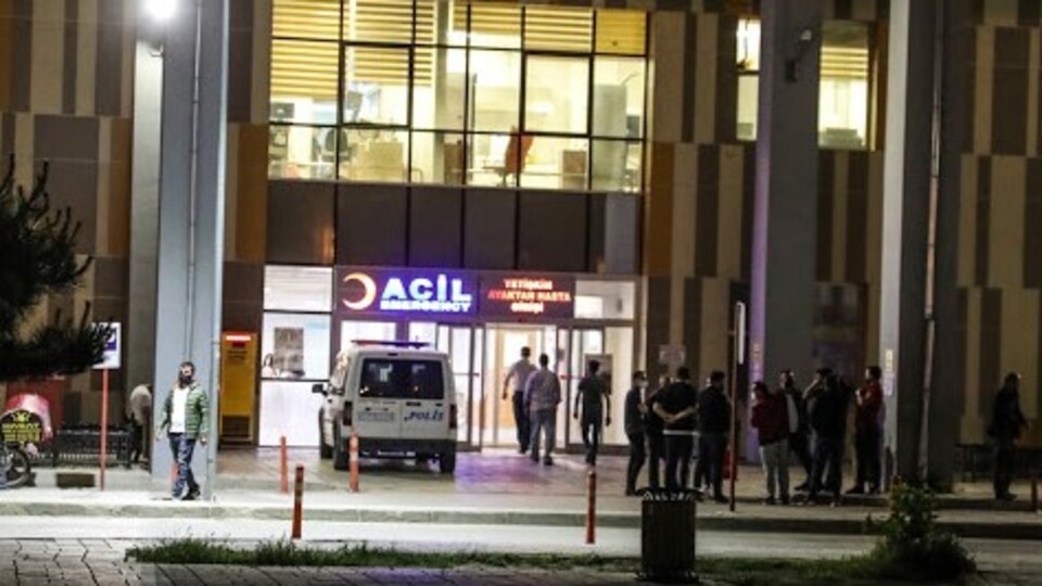 Kazada yaralandı, 4 sağlık çalışanı ve bir polisi darbetti