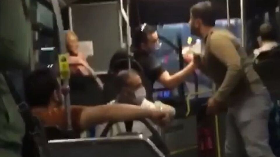Metrobüste tükürük kavgası!