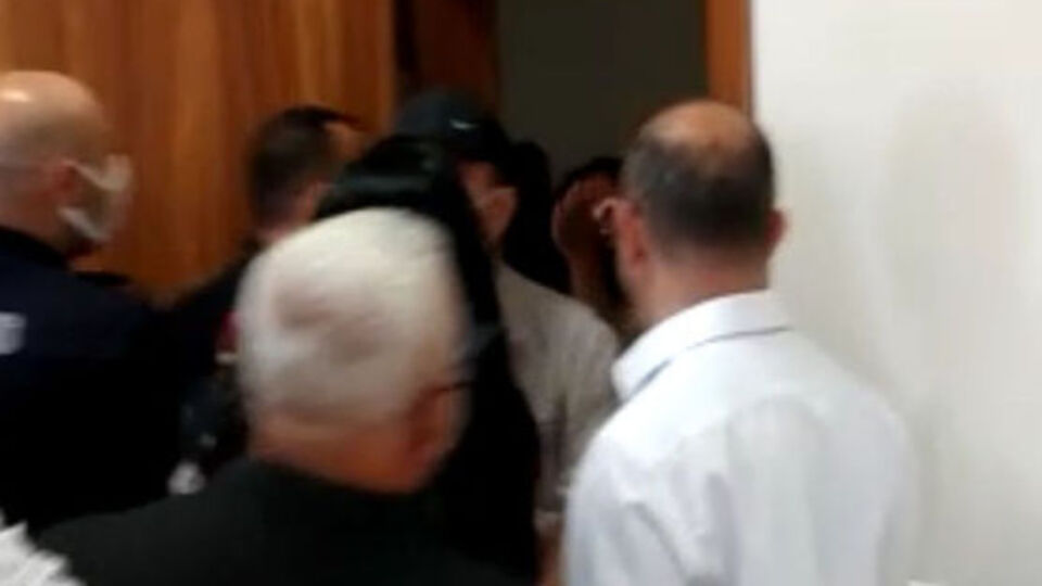 Boşanma davasında akılalmaz olay! Mübaşir de yaralandı!