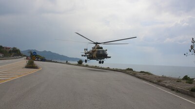 Sahile iniş yapan helikopter onarıldı