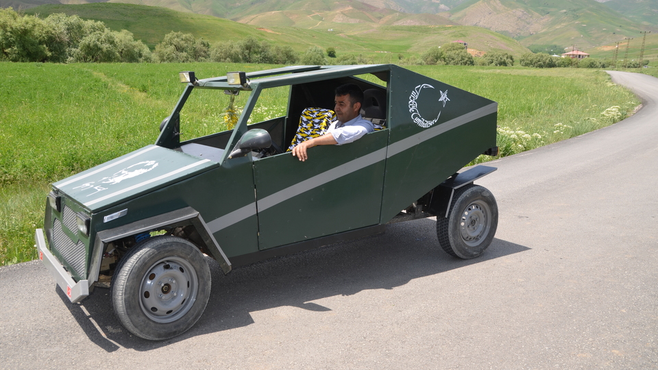 İnşaat ustası hurda malzemelerden yaptı