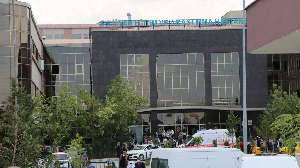 Hastanede ikisi doktor 6 kişiye saldırdı!