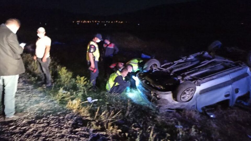 Hafif ticari araç şarampole devrildi: 1 ölü, 5 yaralı