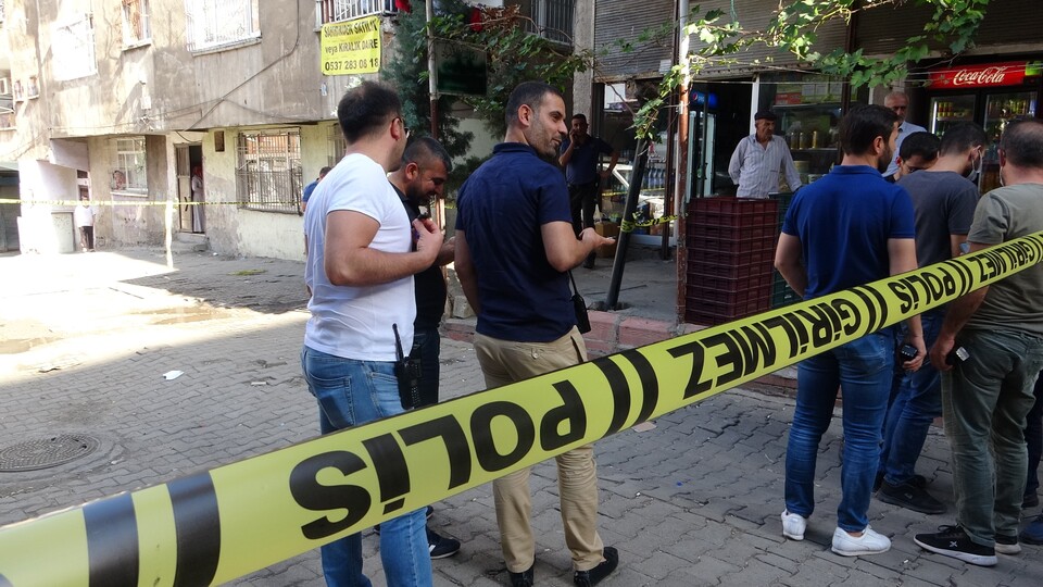 Eşi ve kayınvalidesine kurşun yağdırdı!