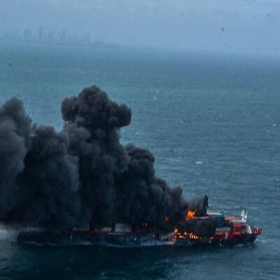 Sri Lanka açıklarındaki gemi 6 gündür yanıyor!