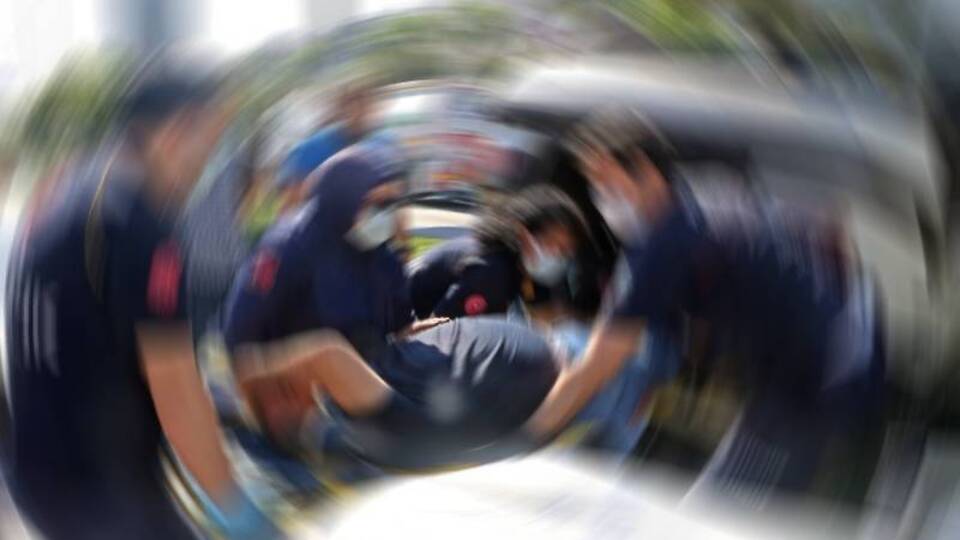 Araçta sıkışan sürücüyü itfaiye kurtardı