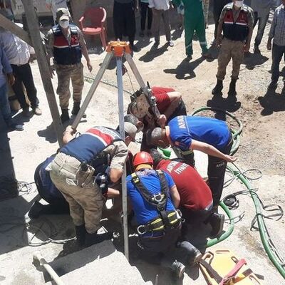 Kuyu faciası! Temizlik için girdiler...