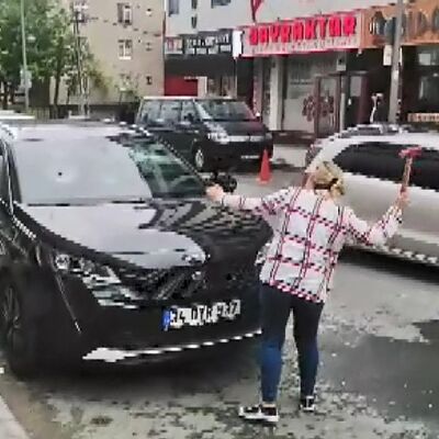 Boşanma aşamasında eşinin cipine saldırdı!