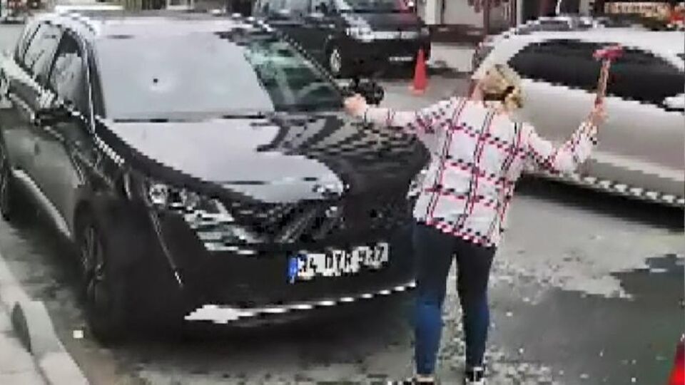 Boşanma aşamasında eşinin cipine saldırdı!