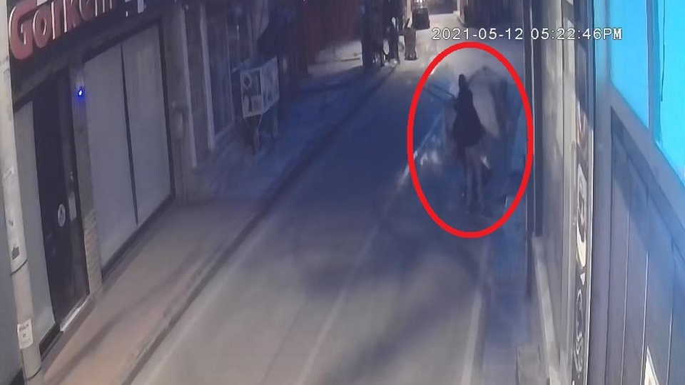 Hırsız, yakalanmamak için teslim oldu!