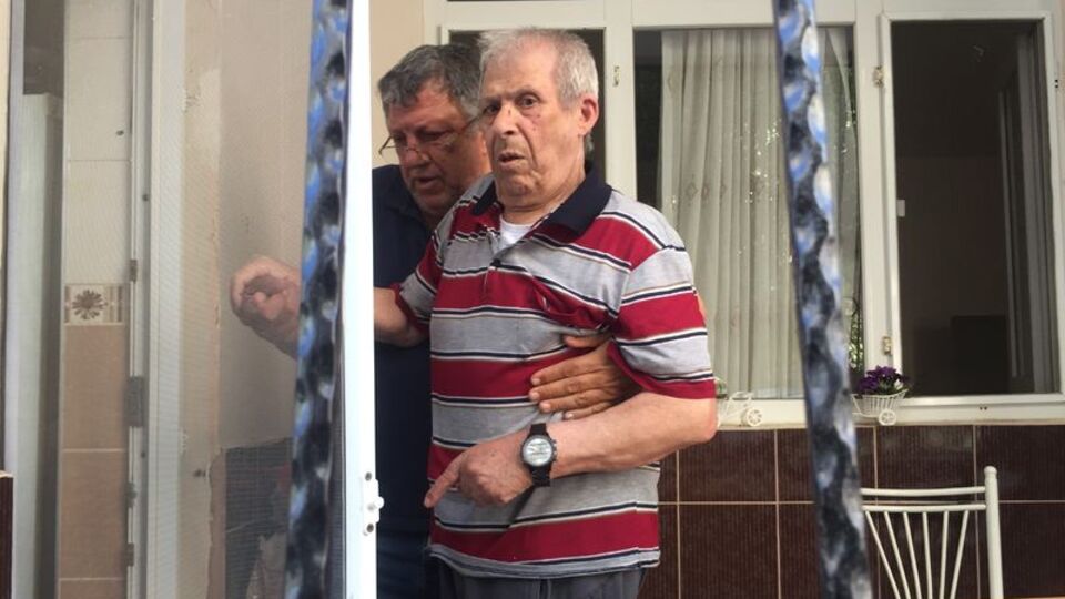 Vicdansız torun dedesini kör etti