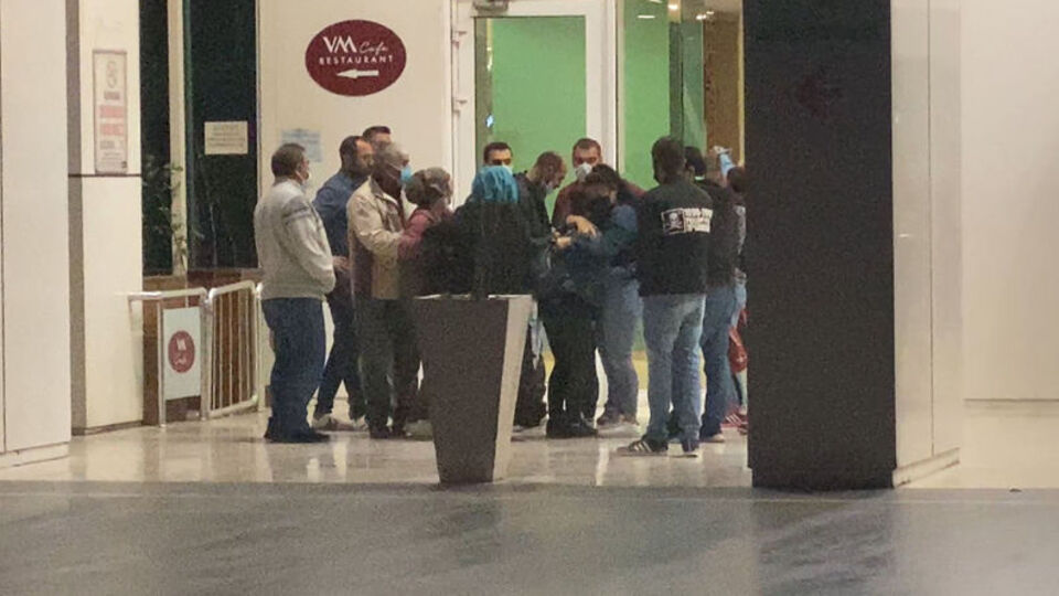 Çocuklarının önünde bıçaklayarak öldürdü!