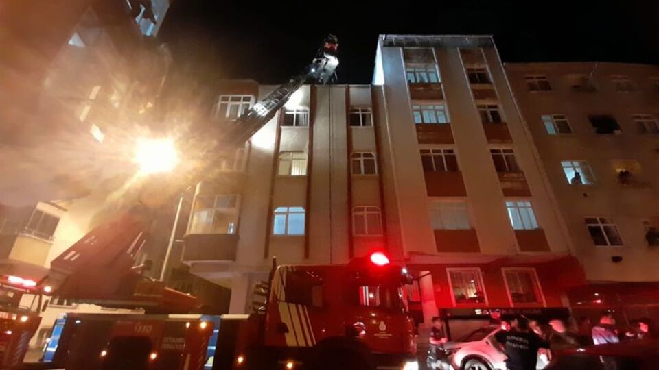 Zeytinburnu'nda dört katlı binada yangın: 1 ölü