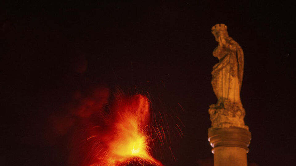 Etna lavlarıyla geceyi aydınlattı!
