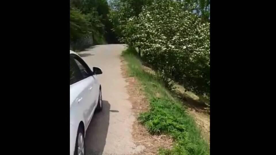 Kaldırım olmayan yolda, uçuruma düştü